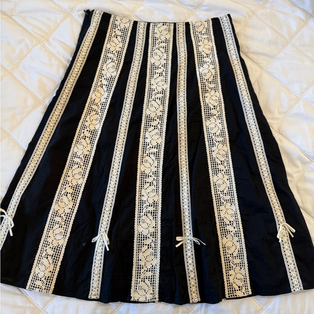 Odile (Anthropologie) Women’s skirt, size 0, black with cream lace